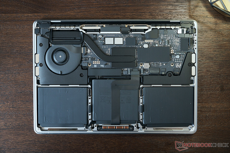 Disposición interna del MacBook Pro 13 M2