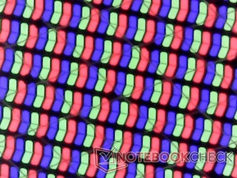 Arreglo de subpíxeles RGB con capa de pantalla táctil capacitiva