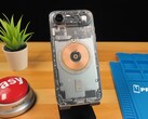 IPhone Air transparente mostrando los componentes internos y la bobina de carga de cobre sobre un escritorio de madera. (Fuente de la imagen: Phone Repair Guru vía YouTube)