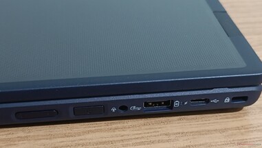 Conectores laterales derechos: control de volumen, botón de encendido, toma de audio, USB-A 5 Gbps, USB-C 2.0, bloqueo Kensington