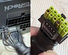 El conector de alimentación ASRock TempGuard quemado que se muestra en la imagen, con daños en los cables de la fuente de alimentación