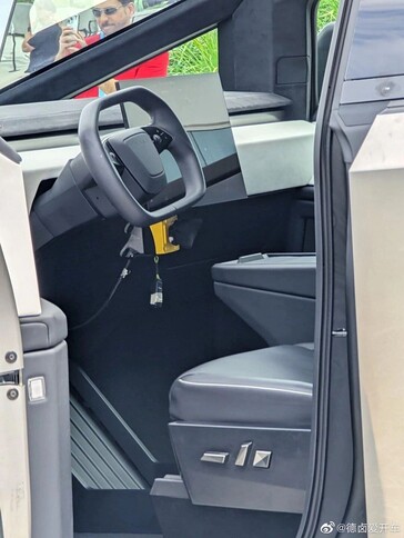 Los mandos de los asientos del Cybertruck siguen el mismo lenguaje de diseño que el exterior del vehículo. (Fuente de la imagen: Cybertruck Owners Club)