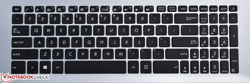 El teclado es decente, pero el diseño incómodo es un obstáculo persistente.