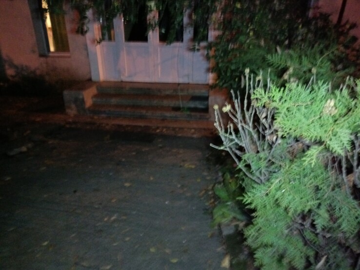 Fotografía nocturna: Cámara principal + Luz de camping (Fuente de la imagen: Sergey Tarasov - Notebookcheck)