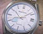 Un primer plano de la esfera del nuevo Grand Seiko SBGA21.