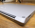 Los pies de goma del Surface Laptop 3 pueden ser un dolor, pero los reemplazos son baratos, incluso fuera de la garantía. (Fuente de la imagen: NotebookCheck)