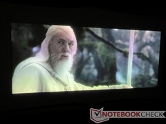 Nótese el efecto de halo alrededor de los hombros y la espalda de Gandalf. También se aprecia un ligero cambio de color verde en su túnica. (Imagen: El Señor de los Anillos: El Retorno del Rey de New Line Cinema)