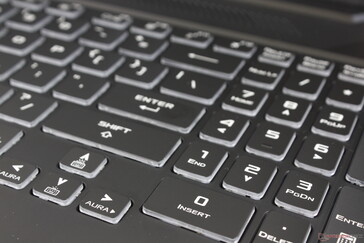 Las teclas del teclado numérico son estrechas y las teclas de flecha súper pequeñas parecen una broma.