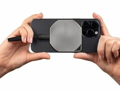 La nueva unidad SSD Datamag de 40 Gbps tiene imanes incorporados que le permiten acoplarse a iPhones con MagSafe para grabar sobre la marcha. (Fuente de la imagen: MSI)