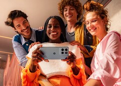 El Moto G66j tiene un colorido panel trasero con una textura similar al cuero (Fuente de la imagen: Motorola)