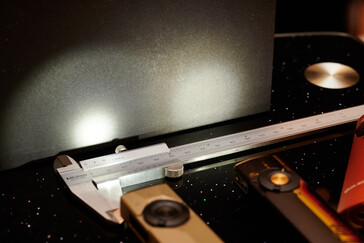 La luz de enfoque de la Arkpro Ultra comparada con el haz general de la Arkfeld Pro. (Fuente de la imagen: Andreas Sebayang/Notebookcheck.com)