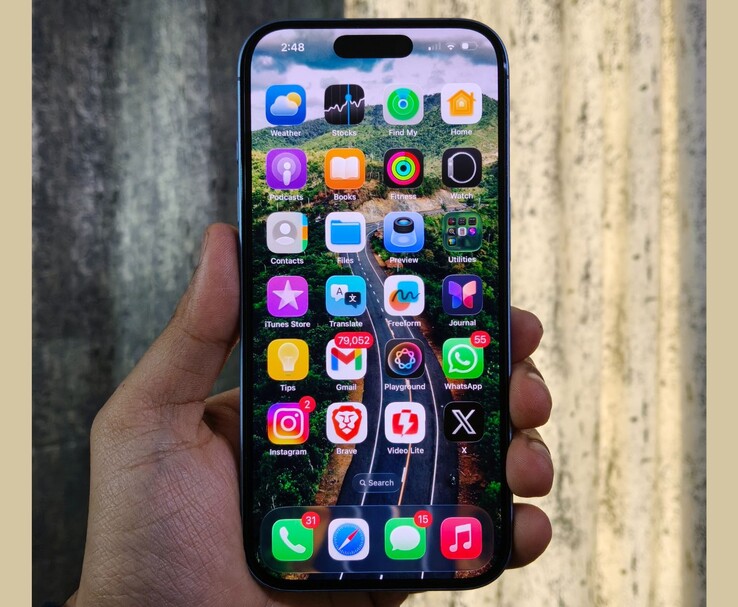 pantalla de inicio del iPhone con iOS 26.2, mostrando los iconos de las aplicaciones y los elementos actualizados de la interfaz (Fuente de la imagen: Yetnesh Dubey)