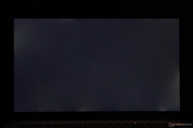 Sangrado moderado y desigual de la retroiluminación a lo largo de los bordes y esquinas