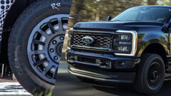 Una nueva serie de filtraciones apunta a la posible llegada de una camioneta Ford Super Duty eléctrica con motores de cubo. (Fuente de la imagen: Ford / Autoblog - editado)