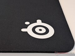 Detalle del logotipo y la textura de la alfombrilla.