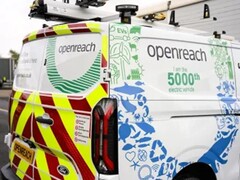 Una furgoneta eléctrica Openreach especialmente diseñada para marcar la furgoneta eléctrica número 5.000 de la empresa en circulación en el Reino Unido (Fuente de la imagen: Openreach)