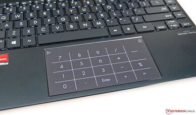 Panel táctil del Asus ZenBook 13 UM325S con bloque numérico