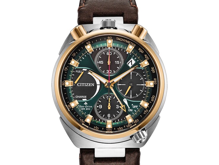 Citizen Promaster Tsuno Chrono Racer AV0104-06W con caja de acero inoxidable bicolor, esfera verde esmeralda, subesferas del cronógrafo negras y correa de piel marrón.