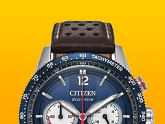 Primer plano del cronógrafo Citizen Racing CA4716-09L, en el que se aprecia su bisel taquimétrico azul, la esfera de color azul intenso con agujas e índices en tono plateado, tres subesferas, el segundero central rojo y la correa de piel perforada de color marrón sobre un fondo amarillo.