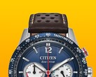 Primer plano del cronógrafo Citizen Racing CA4716-09L, en el que se aprecia su bisel taquimétrico azul, la esfera de color azul intenso con agujas e índices en tono plateado, tres subesferas, el segundero central rojo y la correa de piel perforada de color marrón sobre un fondo amarillo.