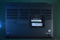 Lenovo ThinkPad P16 Gen 2: Puerta de servicio retirada