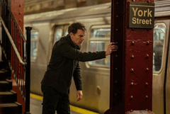 Dexter en la estación de York Street: ya no se esconde en las sombras, sino que se mueve por una ciudad construida sobre sistemas que ahora caza desde dentro. (Fuente de la imagen: Paramount Plus)