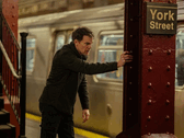 Dexter en la estación de York Street: ya no se esconde en las sombras, sino que se mueve por una ciudad construida sobre sistemas que ahora caza desde dentro. (Fuente de la imagen: Paramount Plus)