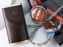 El DAC de madera Fiio Snowsky Melody admite la reproducción de Hi-Res Audio con auriculares con cable de 3,5 mm y 4,4 mm. (Fuente de la imagen: Fiio)