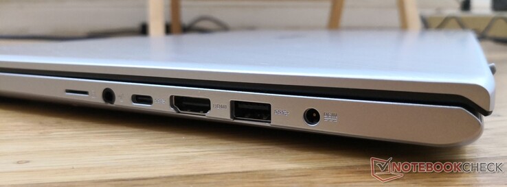 Derecha: Lector MicroSD, audio combo de 3.5 mm, USB Tipo C 3.1 Gen. 1 (Sin DisplayPort), HDMI, USB 3.0, adaptador de CA