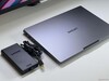 Lenovo Yoga Pro 9i 16IAH G10 Aura Edition junto con el bloque de alimentación de 170 W