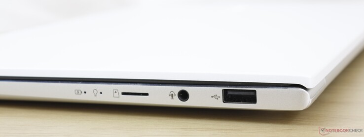 A la derecha: Lector de microSD, audio combinado de 3,5 mm, USB-A 2.0