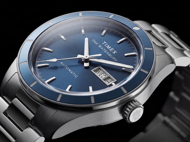 Primer plano del Timex Waterbury Heritage Automatic, con esfera azul, en el que se aprecian sus agujas luminiscentes, los índices aplicados y el indicador de día y fecha.