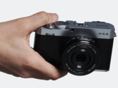 Cámara compacta de objetivos intercambiables Fujifilm X-E4 en mano