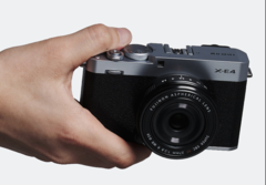Cámara compacta de objetivos intercambiables Fujifilm X-E4 en mano