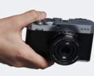 Cámara compacta de objetivos intercambiables Fujifilm X-E4 en mano