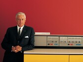El entonces jefe de IBM Thomas Watson Jr. presenta el ordenador System/360 en 1964. (Imagen: IBM)
