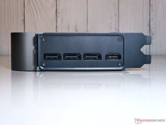 Puertos: 3x salida DisplayPort 2.1b, 1x salida HDMI 2.1b