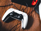 Una imagen de un mando de PS5 junto a una Nintendo Switch