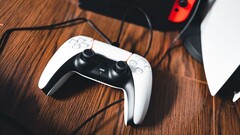 Una imagen de un mando de PS5 junto a una Nintendo Switch