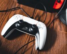 Una imagen de un mando de PS5 junto a una Nintendo Switch