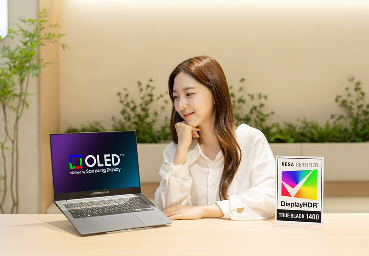 El panel OLED de Samsung Display, con certificación VESA DisplayHDR True Black 1400, en un portátil Lenovo Yoga Pro 9i Aura Edition.