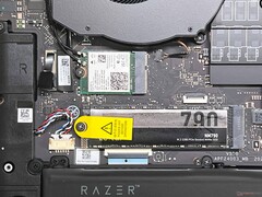 Una de las dos unidades SSD M.2 2280 y adaptador Wi-Fi