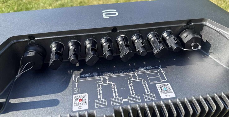 Las conexiones para el sistema fotovoltaico y la red eléctrica se encuentran en la parte superior, debajo de una cubierta (ya retirada aquí).