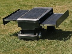 El robot cortacésped SunScout Pro incorpora paneles solares. (Fuente de la imagen: SunScout)