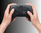 Mando Pro de Nintendo Switch 2 sometido a desmontaje mostrado en las manos (Fuente de la imagen: Nintendo of America con ediciones)
