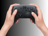 Mando Pro de Nintendo Switch 2 sometido a desmontaje mostrado en las manos (Fuente de la imagen: Nintendo of America con ediciones)