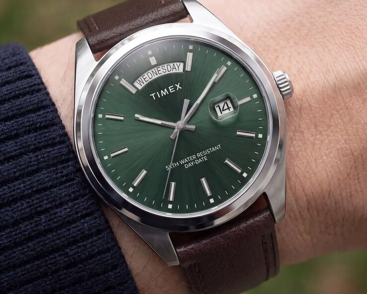 El Timex Legacy Day and Date en una muñeca, con una esfera verde con acabado de rayos de sol.