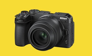 El primer objetivo Nikkor de Nikon para cámaras DX apenas sobresale por delante de la empuñadura de la Nikon Z30. (Fuente de la imagen: Nikon)