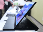 El OneMix 5 soportará múltiples posturas, incluido un facsímil del Surface Laptop Studio. (Fuente de la imagen: PC Watch)