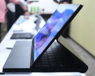 El OneMix 5 soportará múltiples posturas, incluido un facsímil del Surface Laptop Studio. (Fuente de la imagen: PC Watch)